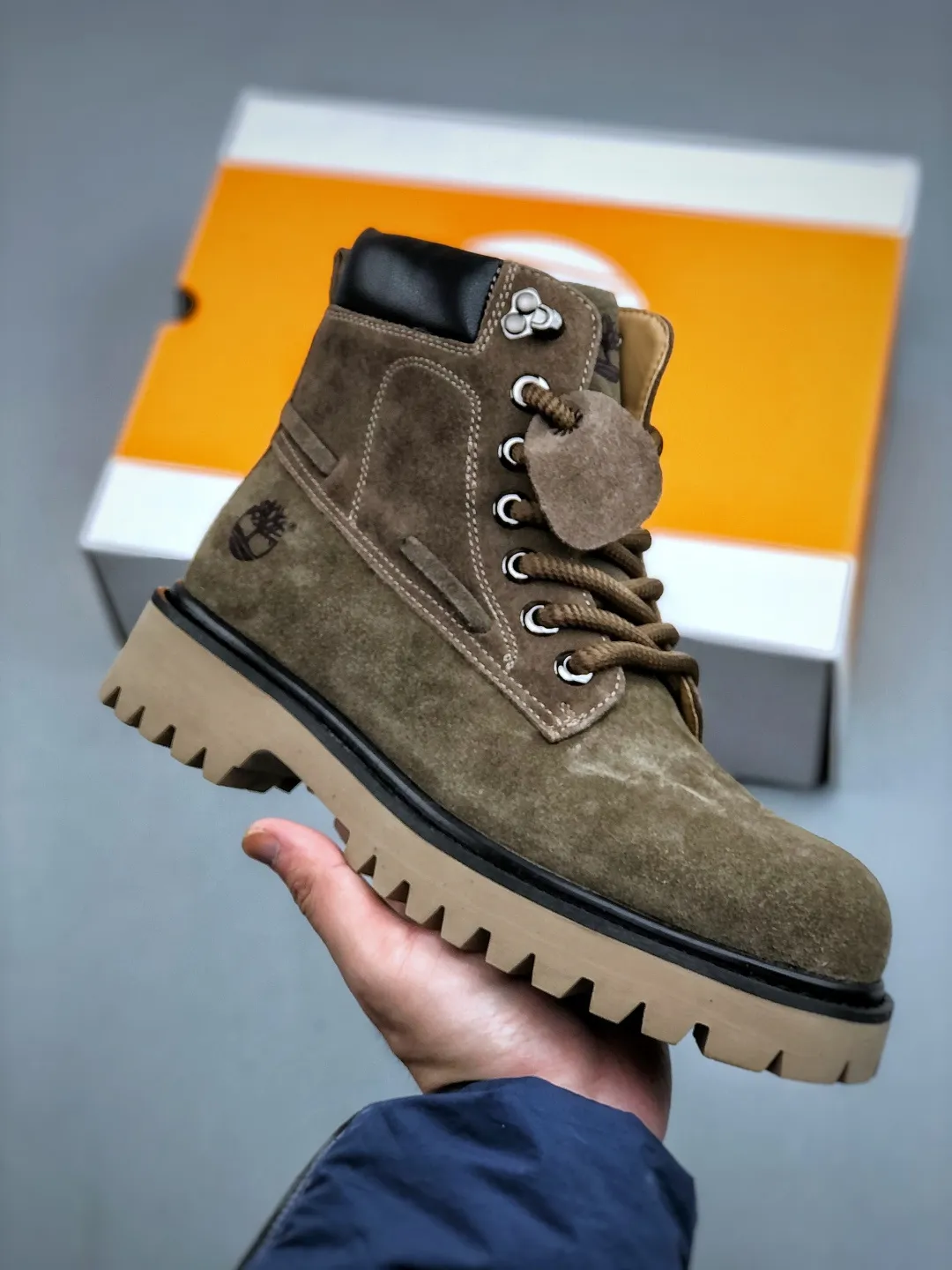 Local pick-up💰560 supports store release. New goods🚀#Timberland Timberland/Timberland New autumn and winter products (plush lining🔥warm and heat-locking) autumn and winter essential outdoor casual rhubarb boots series #Guangdong Dachang quality Original box original packaging Fashion and trend matching The fabric is made of Italian 🇮🇹 top frosted fine-grained cowhide with anti-odor and anti-corrosion genuine leather latex insoles The outsole and hardware are all made from factory raw materials. They are the same as the original Goodyear glue process. Good products do not kill pigs. The quality of the first order is strictly controlled. Exclusively launched on the entire network. The quality is beyond doubt. The full set of official website unified packaging gives you a perfect wearing experience. The quality is exquisite and durable. A must-have for sportsmen. Specializes in not being handsome. High-quality foot feel is first-class. This winter is suitable for outdoor cold protection. Daily casual matching. Size: 38 39 40 41 42 43 44 (leather shoe size)